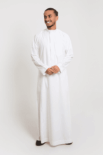 ثوب شبابي مزخرف أبيض ياقة سادة