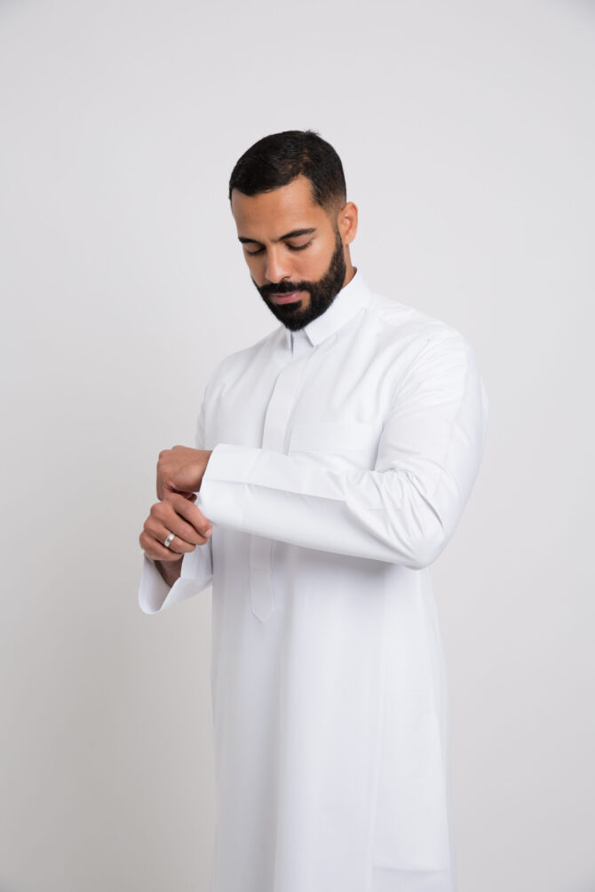 ⁦ثوب كلاسيك قلاب, سحاب مخفي, رجالي, لون أبيض⁩ - الصورة ⁦2⁩