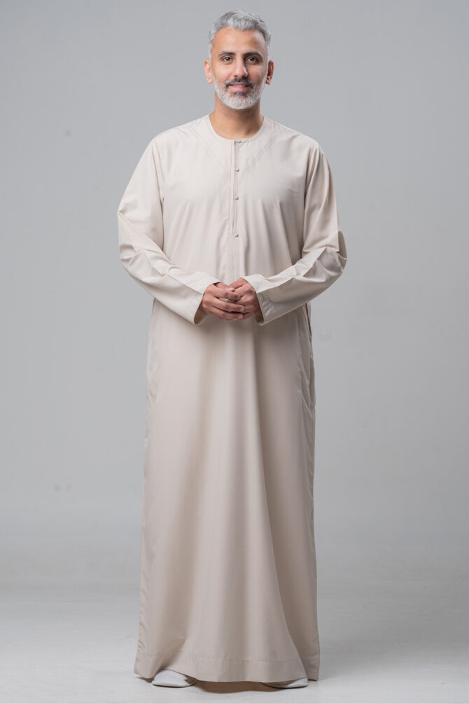 ⁦جلابية برايم العُمانية – بيج⁩ - الصورة ⁦2⁩