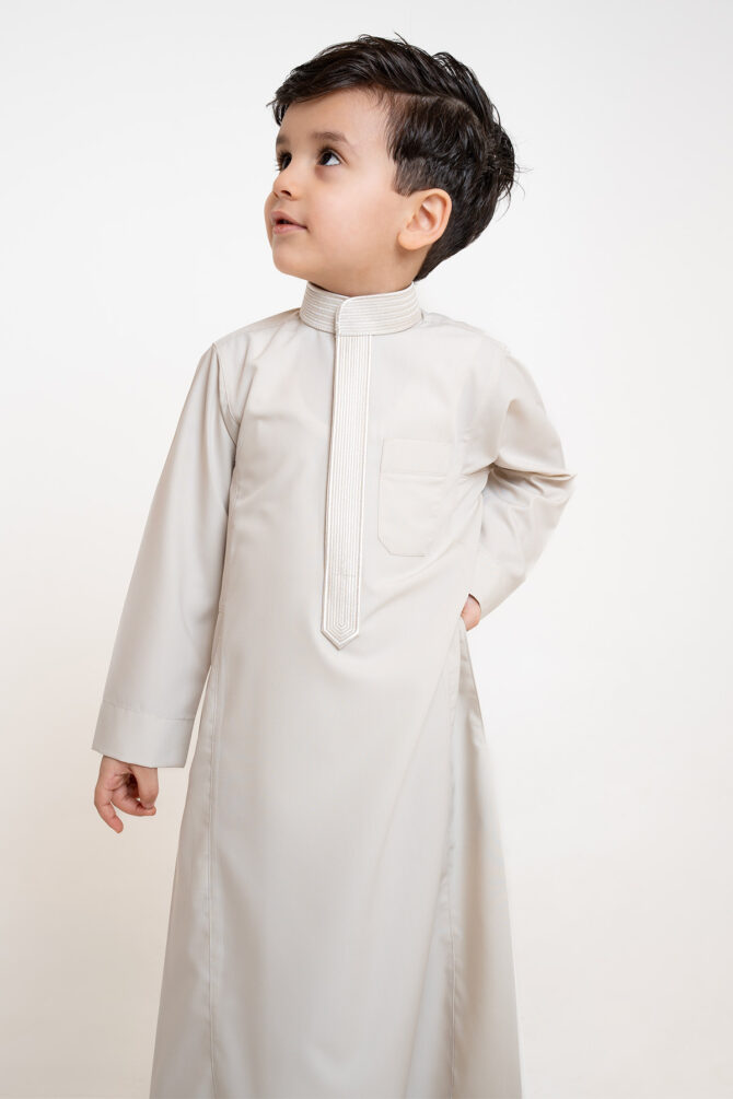 ⁦ثوب زخرفات ولادي من الشياكة – بيج فاتح⁩ - الصورة ⁦4⁩