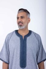 ⁦جلابية رجالية كحلي بتطريز أنيق, ستايل عربي فاخر⁩ - الصورة ⁦2⁩