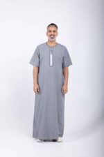 جلابية رجالية رمادي فاتح بتفاصيل تطريز, ستايل عربي