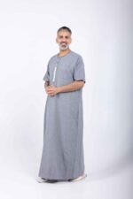 ⁦جلابية رجالية رمادي فاتح بتفاصيل تطريز, ستايل عربي⁩ - الصورة ⁦2⁩