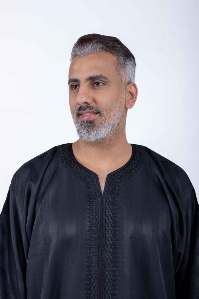 Elegant Black Men's Jalabiya with Embroidered Detail - Image 3